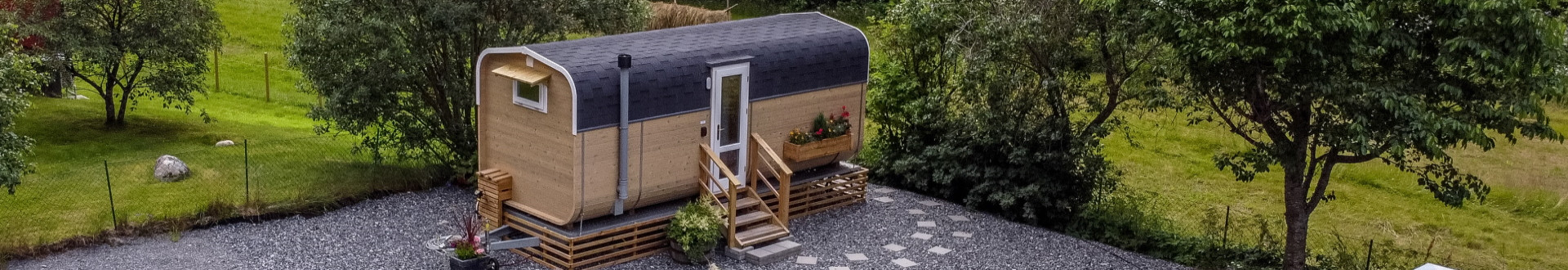 Mikrohäuser und Campinghütten